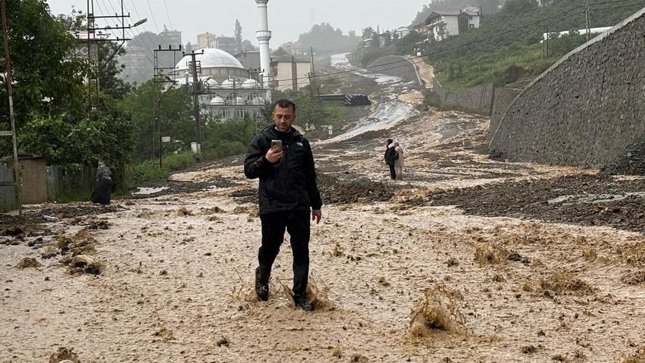 Trabzon’da Sağanak Yağmur Hayatı Felç Etti: Sahil Yolu Kapandı, Kent Sular Altında Kaldı