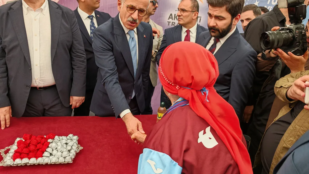 Trabzon’da Bayramlaşma Yoğunluğu: Uraloğlu Ceketi Çıkardı