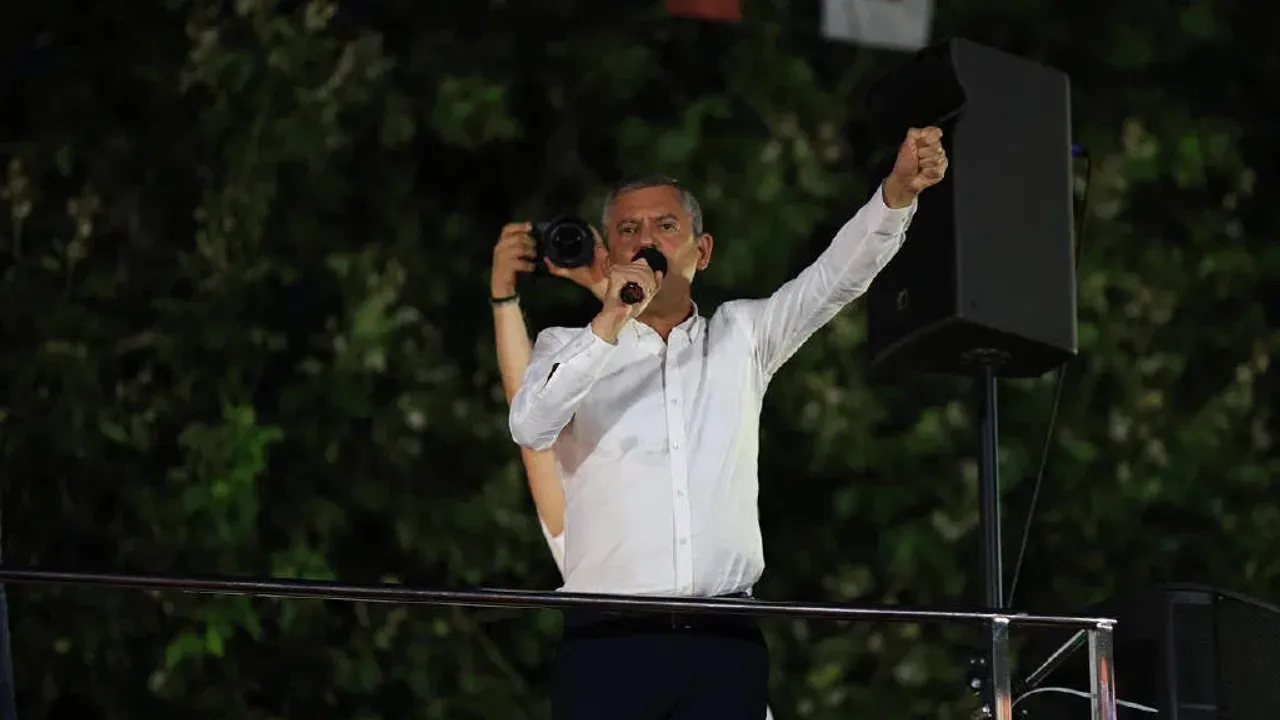 Özgür Özel’den Trabzon’da Sert Mesajlar: “AK Parti Üyelerini Baba Ocağına Davet Ediyorum”