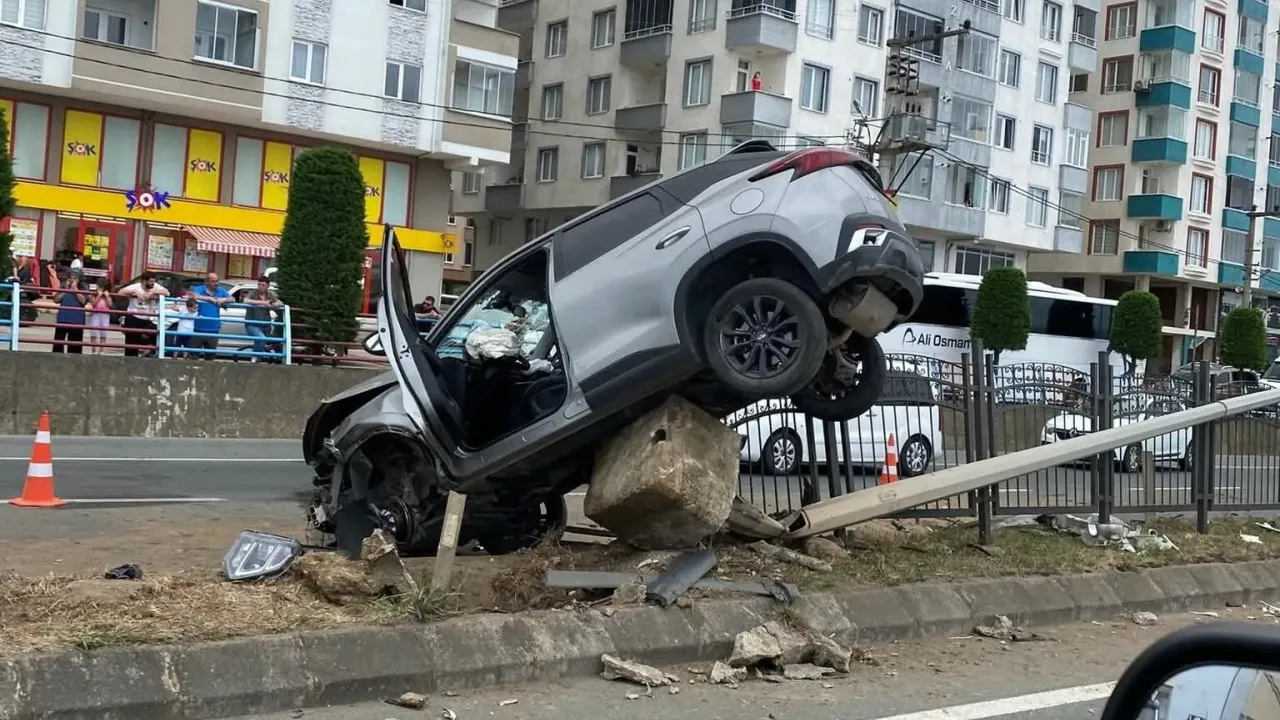 Arsin’de Üç Aracın Karıştığı Kazada Araç Orta Refüje Asılı Kaldı
