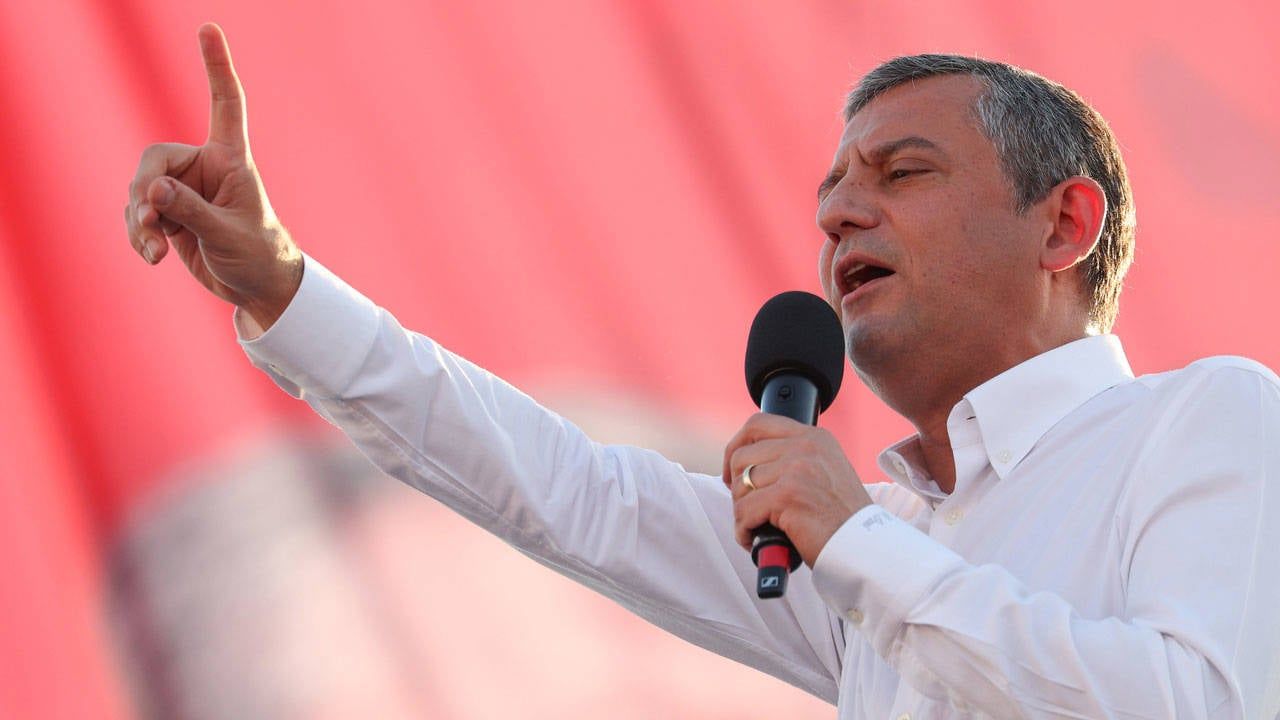 Özgür Özel’den Sert Çıkış: “Yolsuzluk Varsa Herkese Uygulansın, Seçilenleri Yuhalamayın”