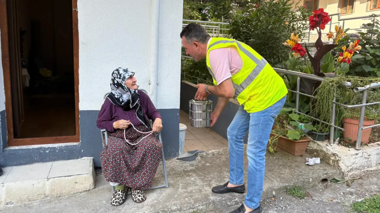 Ortahisar Belediyesi’nden Yaşlı ve Engellilere Sıcak Yemek Hizmeti