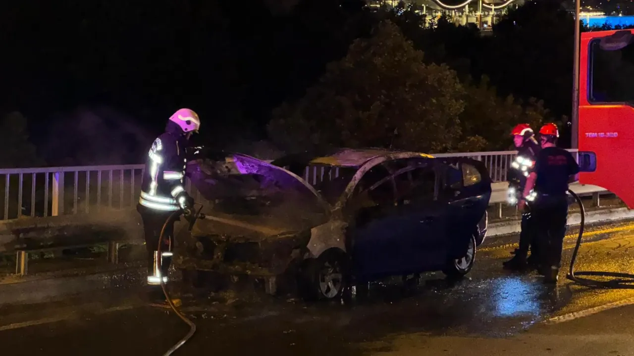 Trabzon’da Seyir Halindeyken Alev Alan Otomobil Kullanılamaz Hale Geldi
