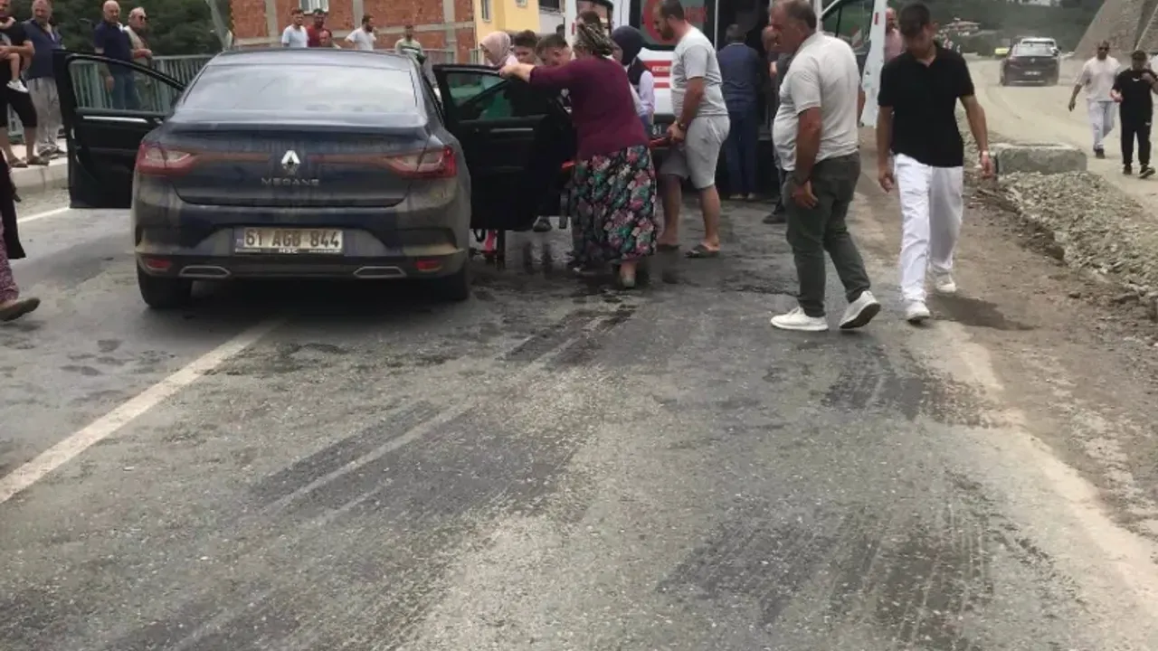 Trabzon’un Akçaabat İlçesinde Araç Elektrik Direğine Çarptı: 2 Kişi Hafif Yaralandı