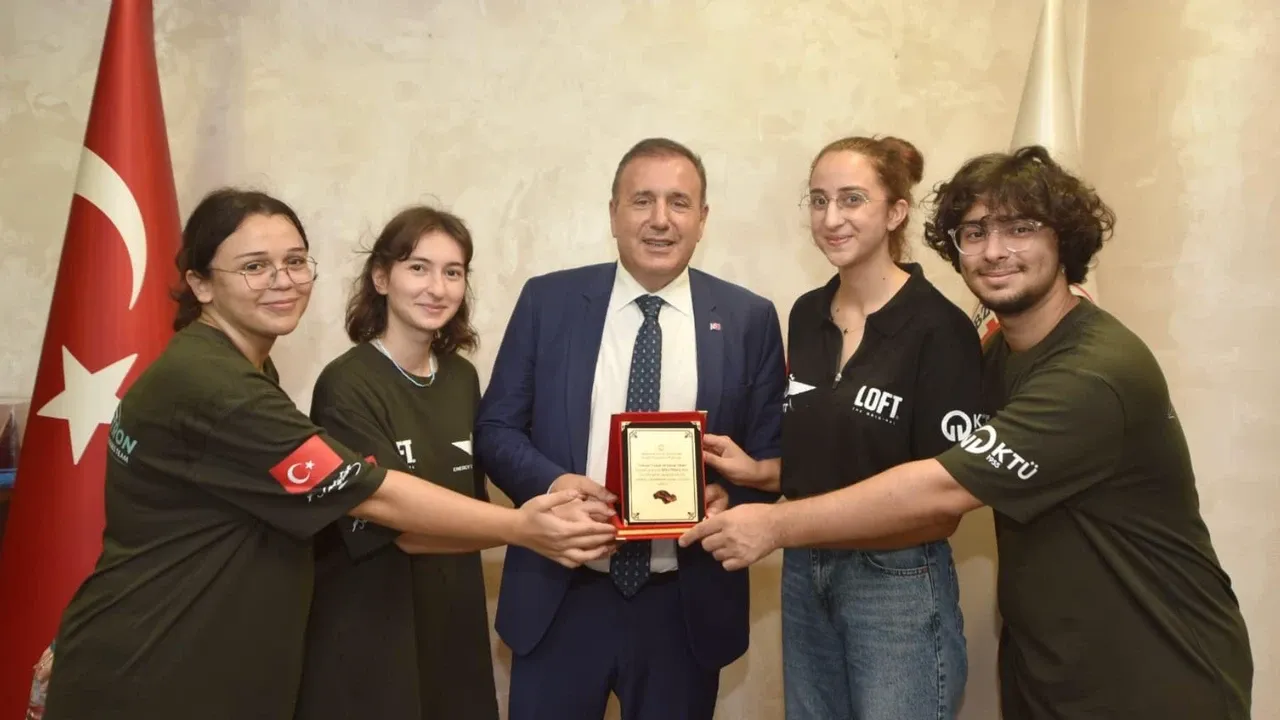 KTÜ Öğrencilerinden TTSO Başkanı Erkut Çelebi’ye Teşekkür Plaketi