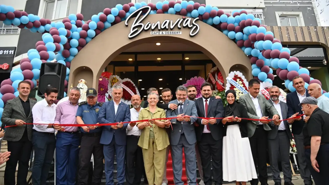 Trabzon’un Yomra İlçesinde Bonavias Cafe Görkemli Bir Törenle Hizmete Açıldı