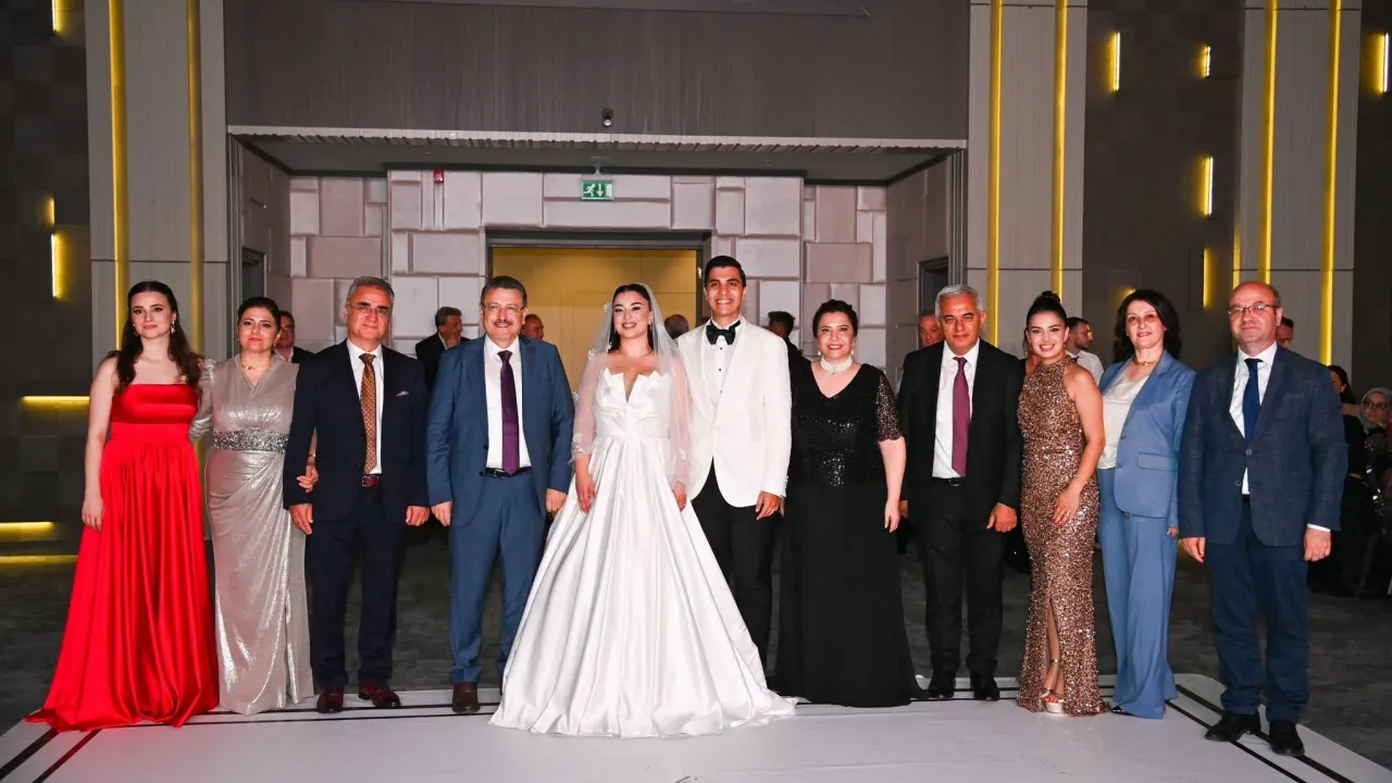 Trabzon’un Tanınmış Ailelerinin Çocukları Görkemli Törenle Evlendi