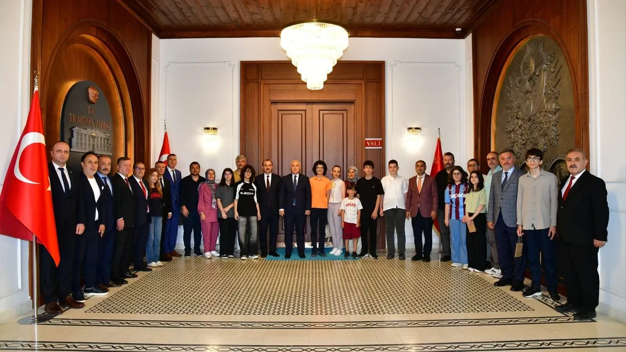 Trabzon’da LGS Türkiye Birincileri Vali Aziz Yıldırım’ı Ziyaret Etti