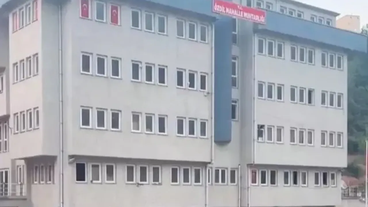 Yomra’daki Eski Belediye Binasına Asılan “Muhtarlık” Tabelası Sosyal Medyada Gündem Oldu