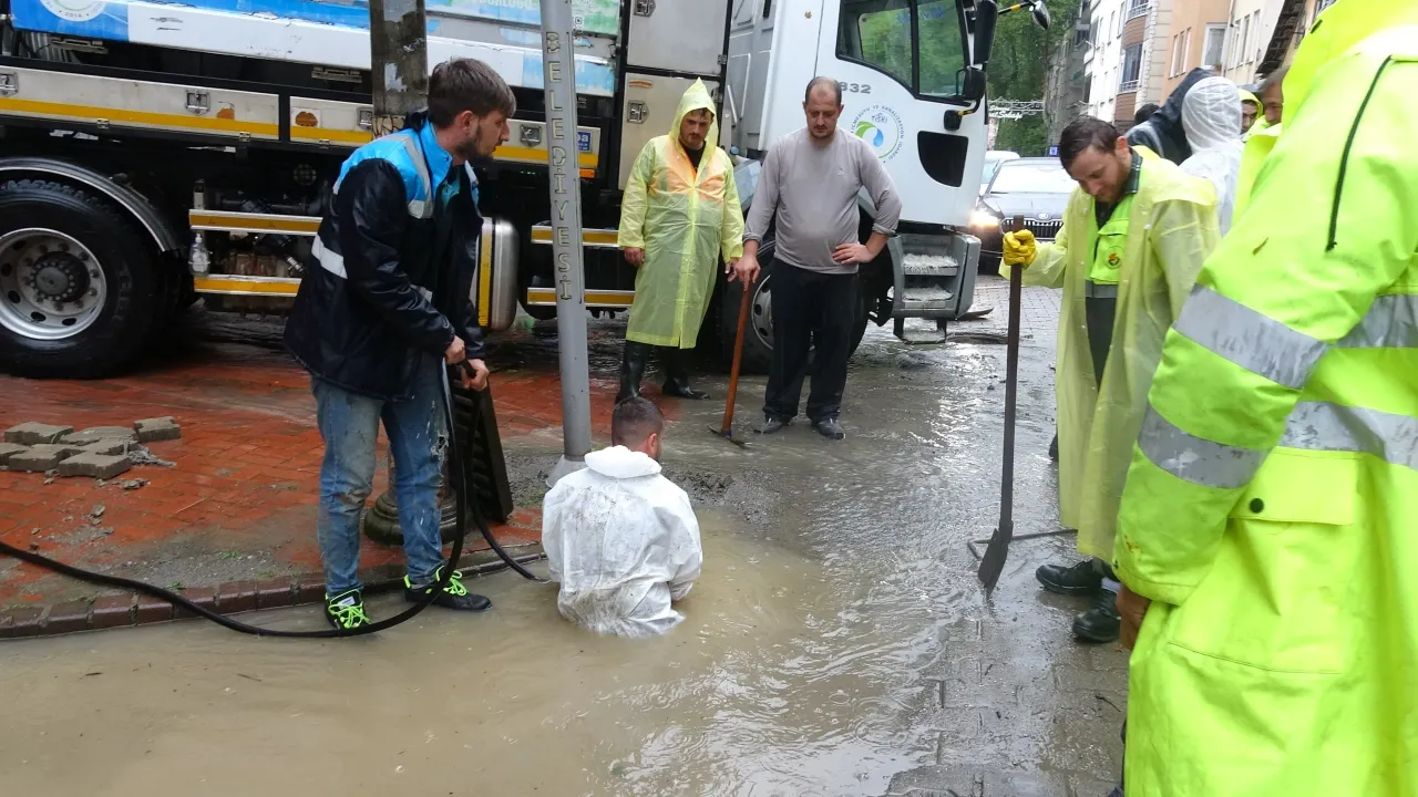 Sürmene’de Etkili Olan Sağanak Yağış Hayatı Olumsuz Etkiledi