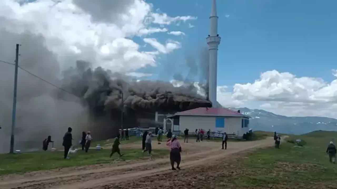 Çaykara'da Yayla Camiinde Yangın: İtfaiye Müdahale Etti, Hasar Oluştu