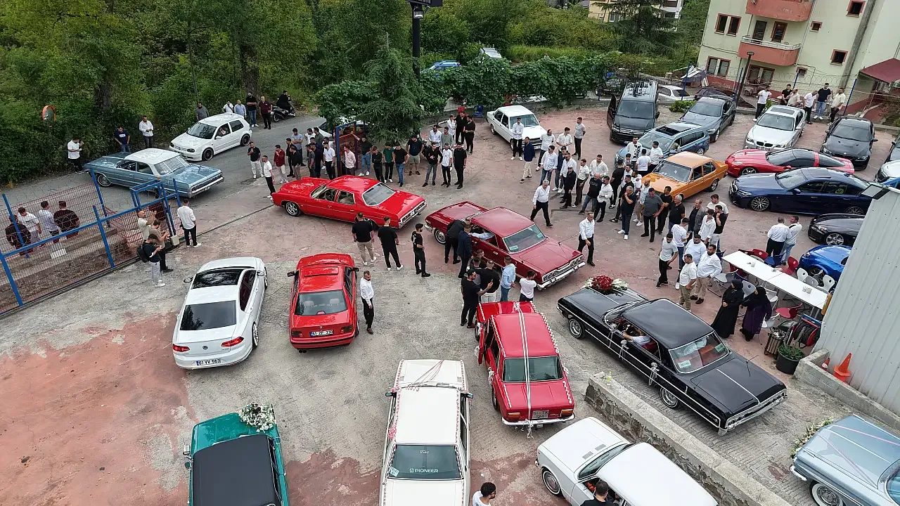 Trabzon’da Klasik Araçlardan Oluşan Düğün Konvoyu Görsel Şölen Yarattı