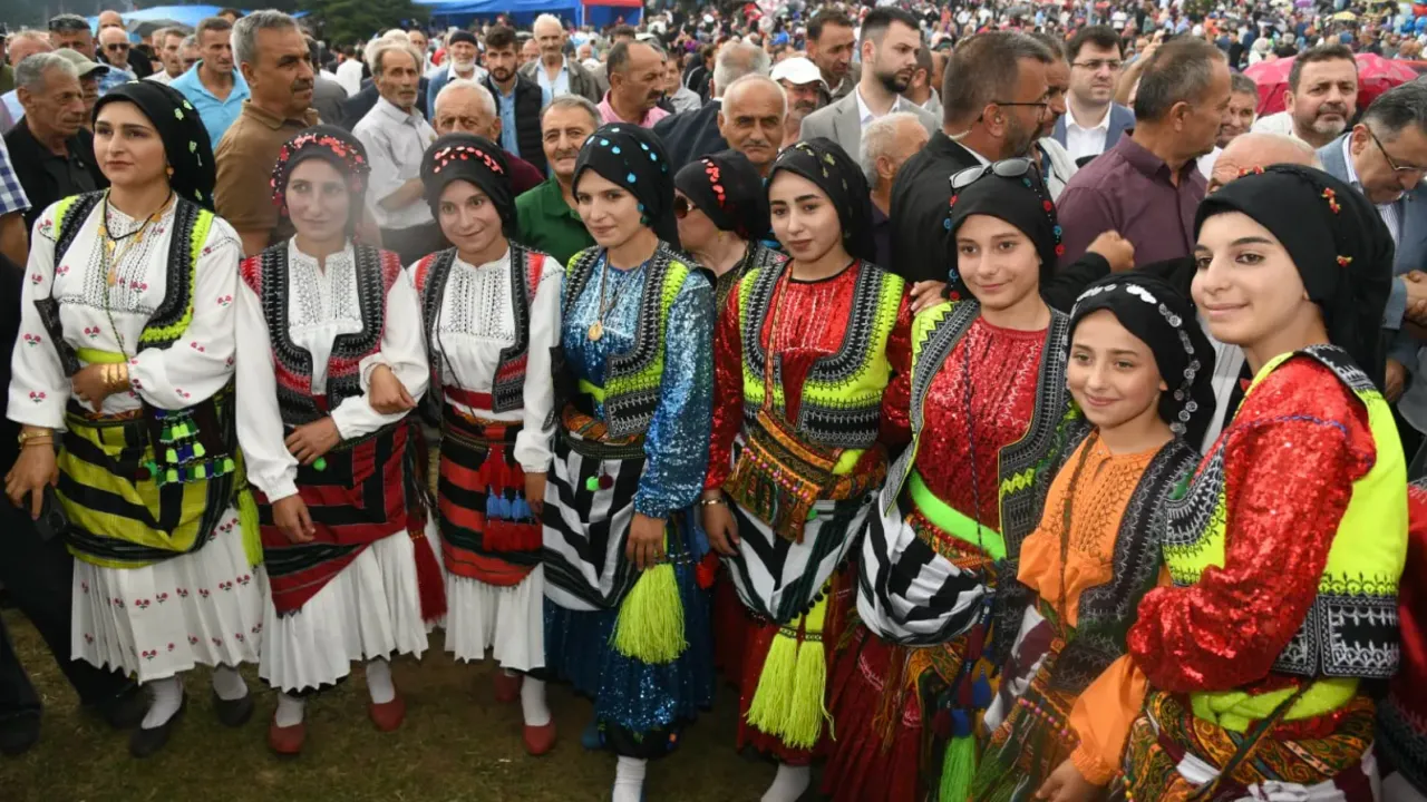 Kayabaşı Karaabdal Halk Şenliği’nde Başkan Genç’ten Kadın Cinayetlerine Sert Tepki