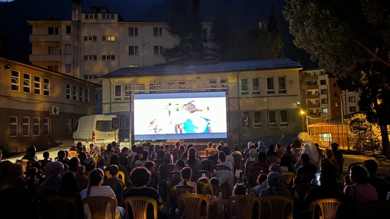 Trabzon’da Yazlık Sinema Keyfi Çaykara’da Devam Etti