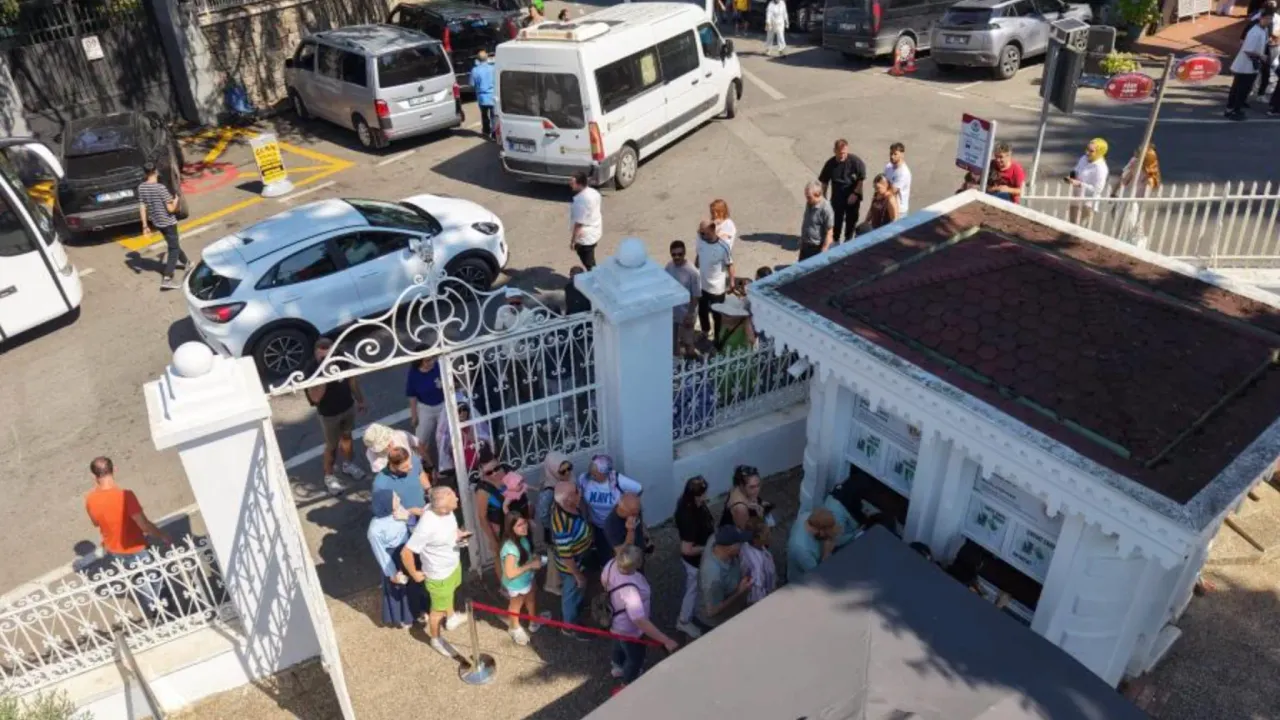 Atatürk Köşkü'nde Ziyaretçi Yoğunluğu