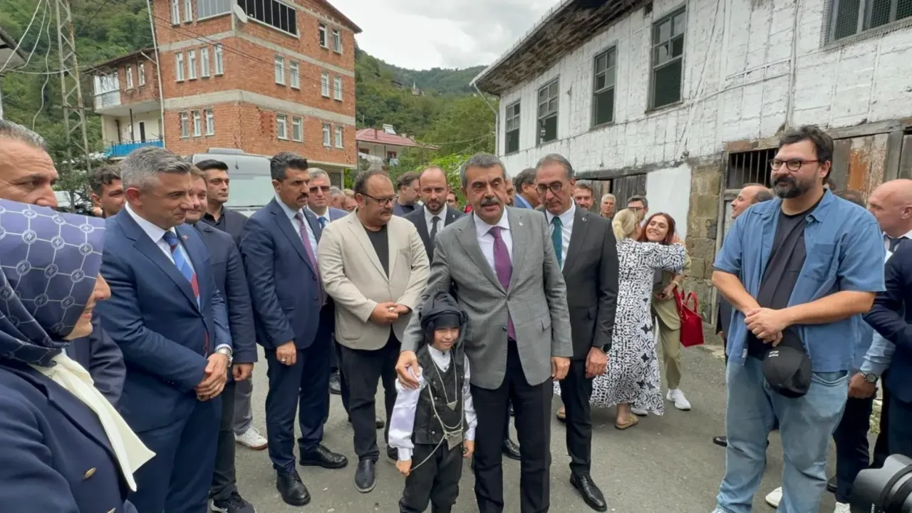 Bakan Tekin, Trabzon’da Film Setinde