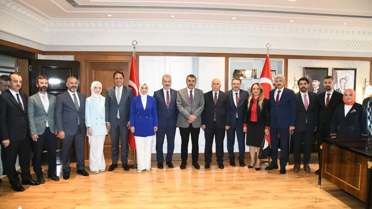 Bakan Yusuf Tekin Büyükşehir Belediyesi’nde