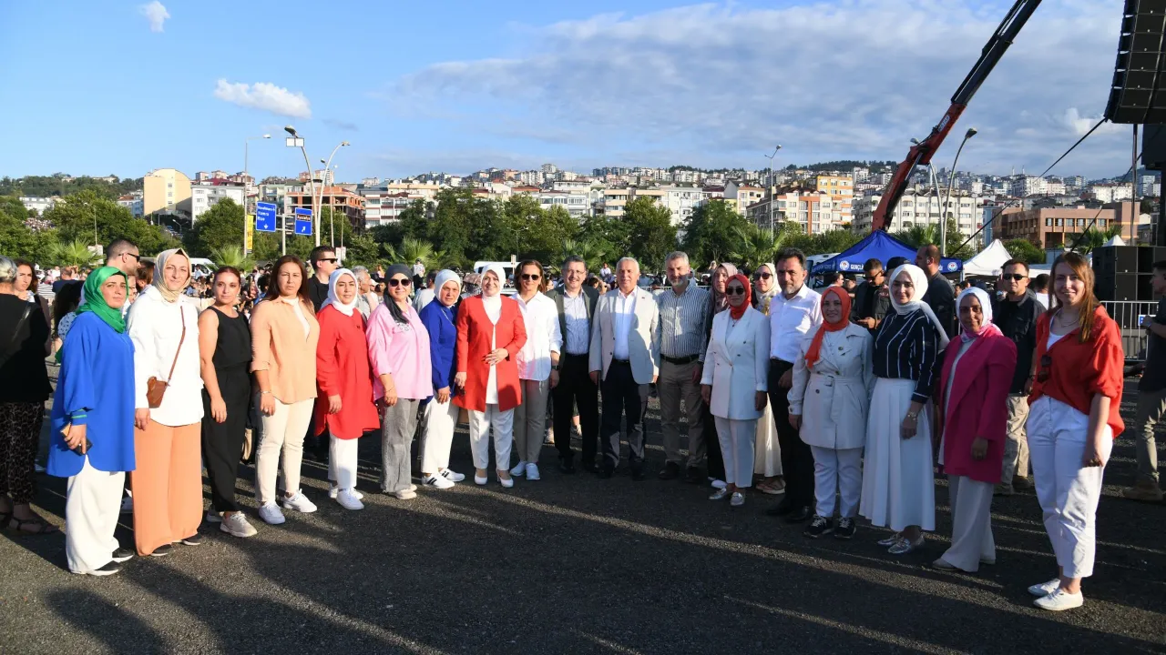 Türk Yıldızları Trabzon Semalarında Şehit Burak Gençcelep İçin Uçtu