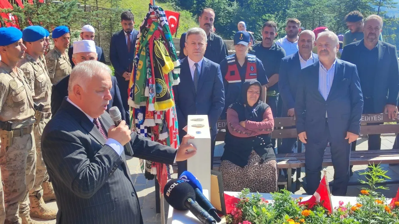 Şehit Eren Bülbül, şehadetinin 8. yılında mezarı başında anıldı