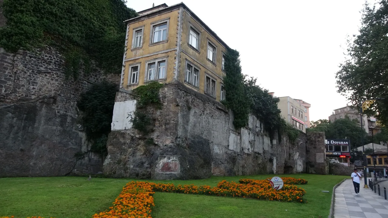 Trabzon'da Tarihi Surlar Üzerindeki Yapılar Gün Yüzüne Çıkıyor