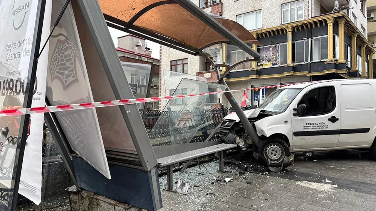 Trabzon’da Freni Boşalan Araç Durağa Daldı, Faciadan Dönüldü