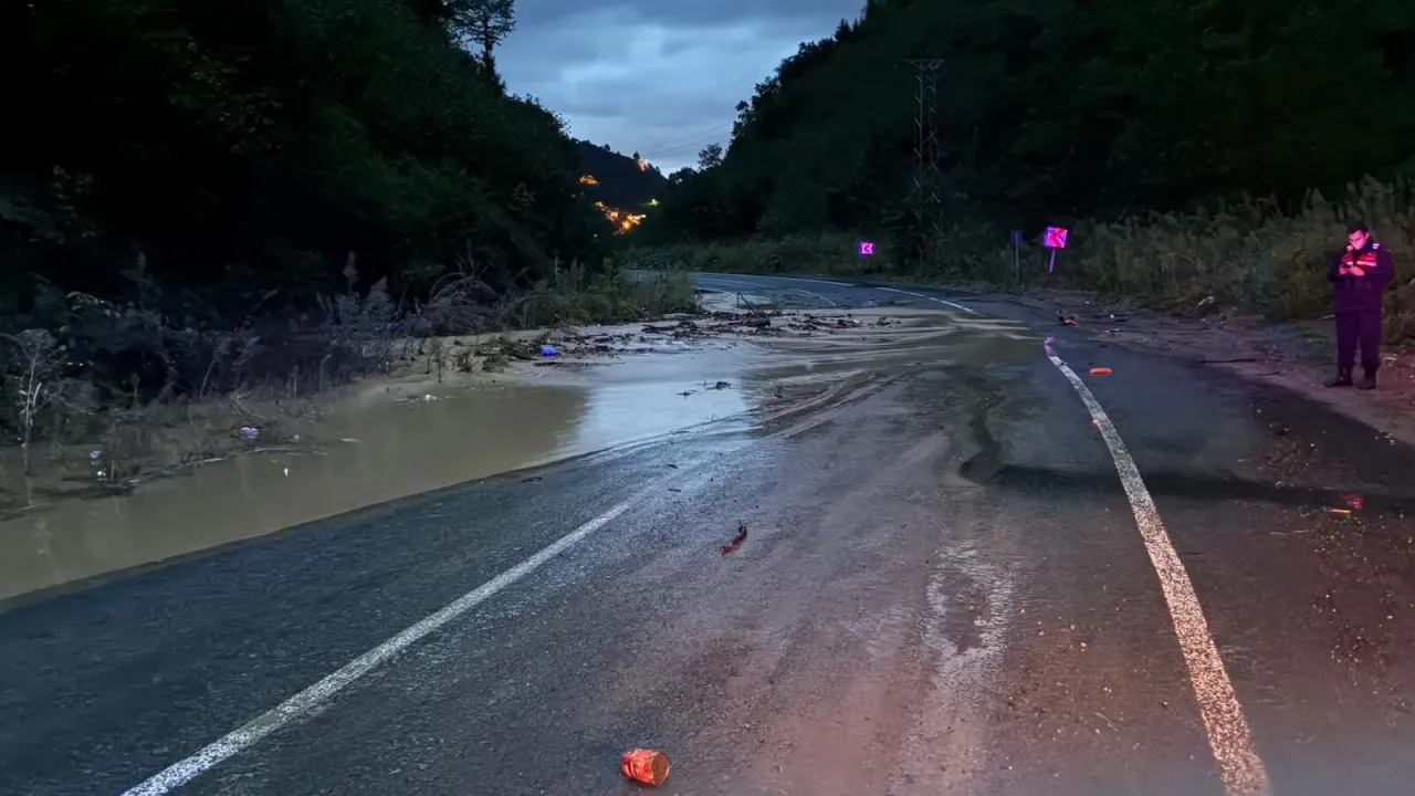 Arsin’de Heyelan Sonrası Yol Trafiğe Açıldı