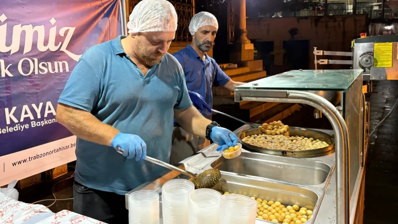 Ortahisar Belediyesi’nden Mevlit Kandili’nde Tatlı İkramı