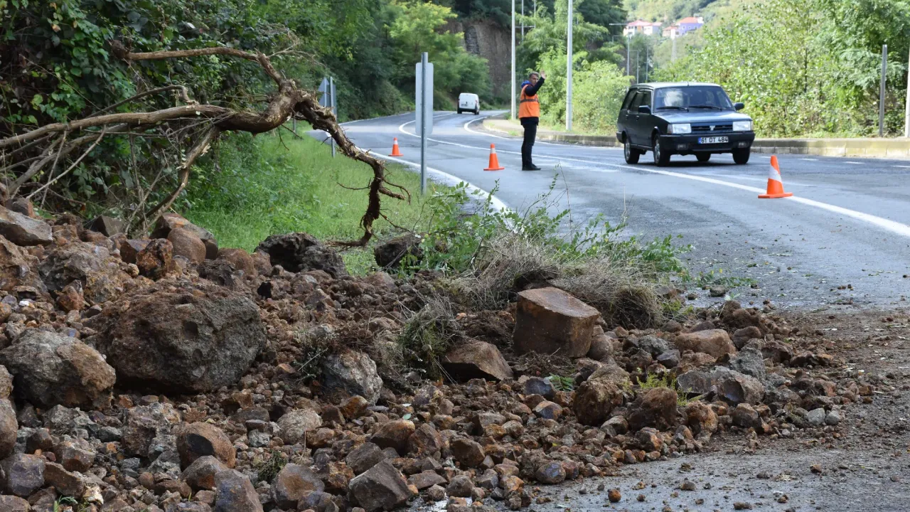Trabzon'da Sağanak Yağış Toprak Kaymasına Yol Açtı
