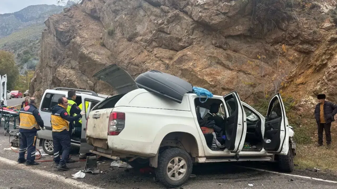 Artvin Şavşat'ta Zincirleme Kaza 4 Kişi Yaralandı