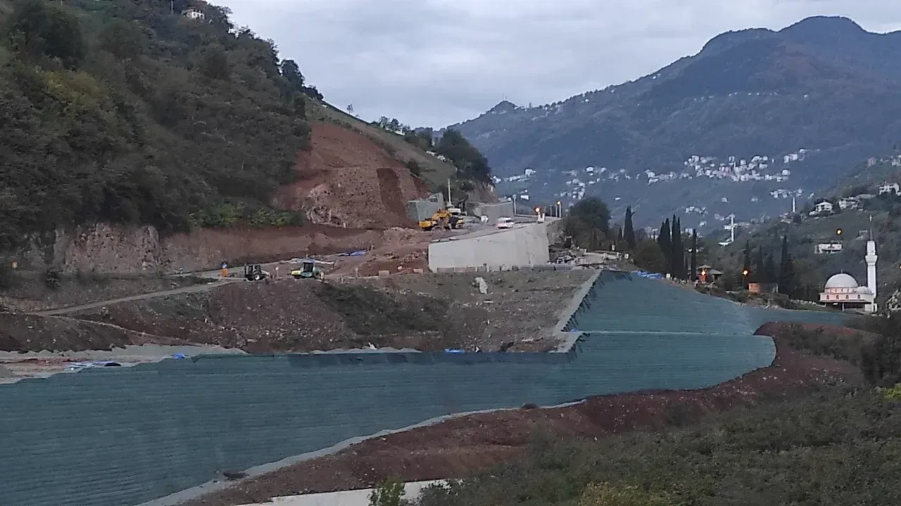 Akçaabat - Düzköy Yolundaki Heyelan Riski Tartışılıyor