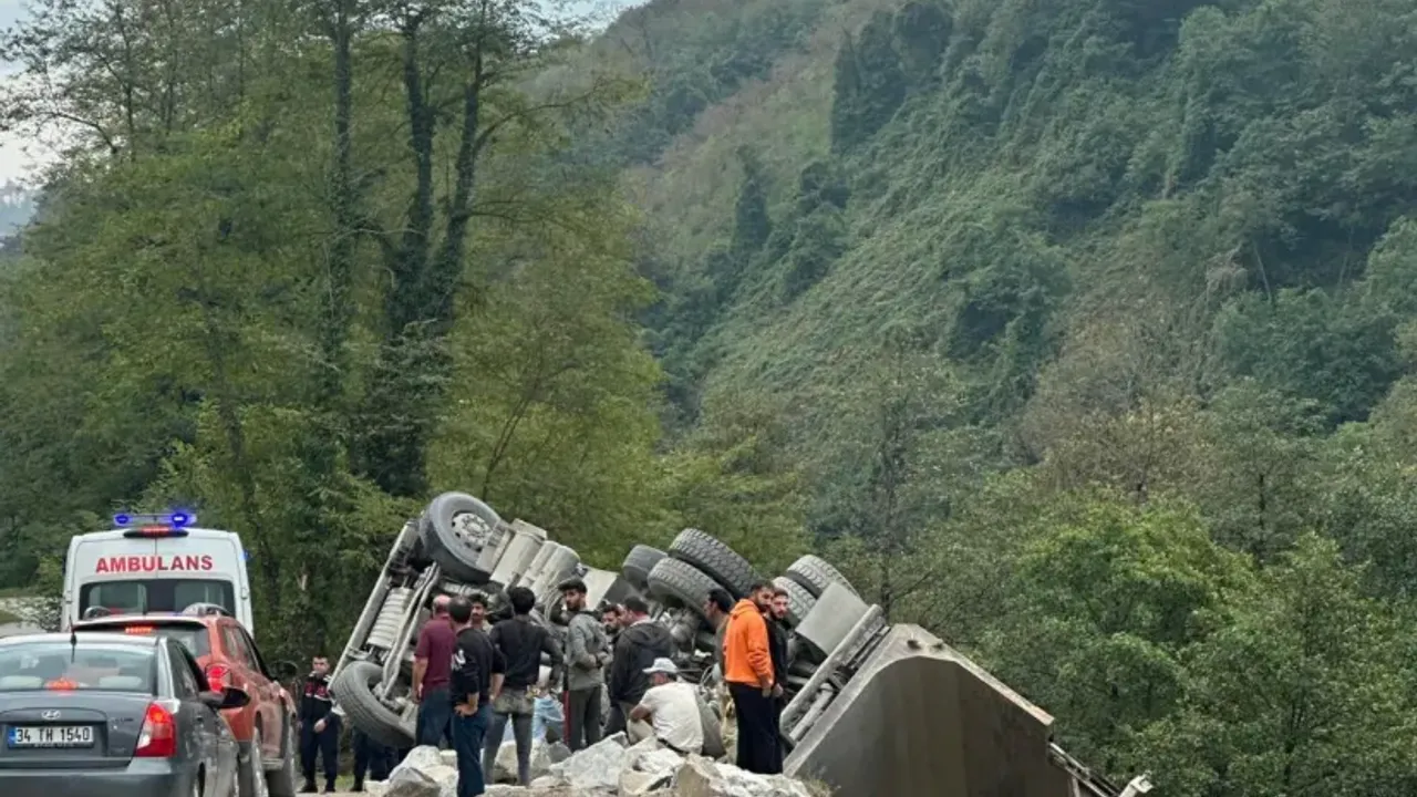 Araklı’da Şantiye Kazası: Malzeme Kamyonu Devrildi