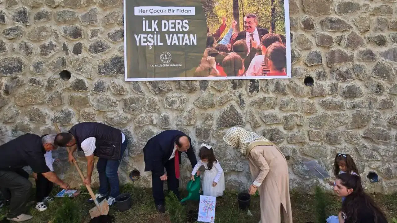Trabzon'da Miniklerden Doğaya Büyük Dokunuş: Fidanlar Toprakla Buluştu