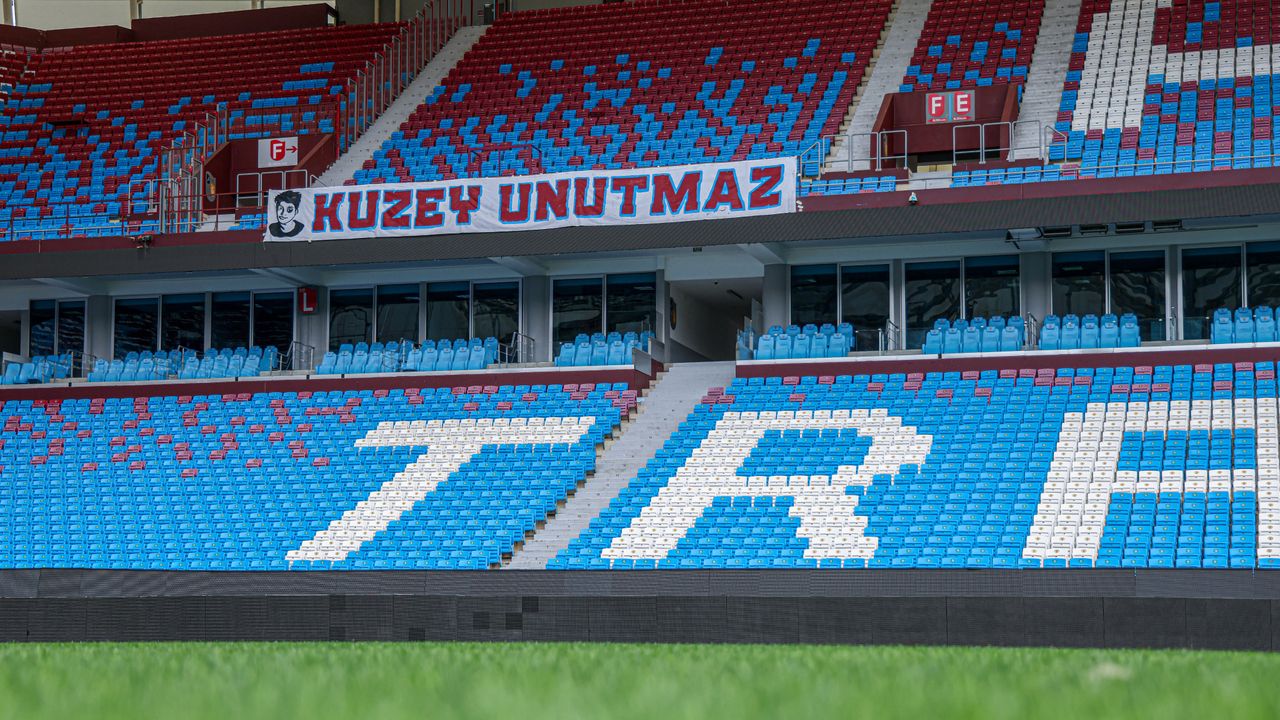 Trabzonspor Taraftarları Minguzzi İçin Pankart Astı