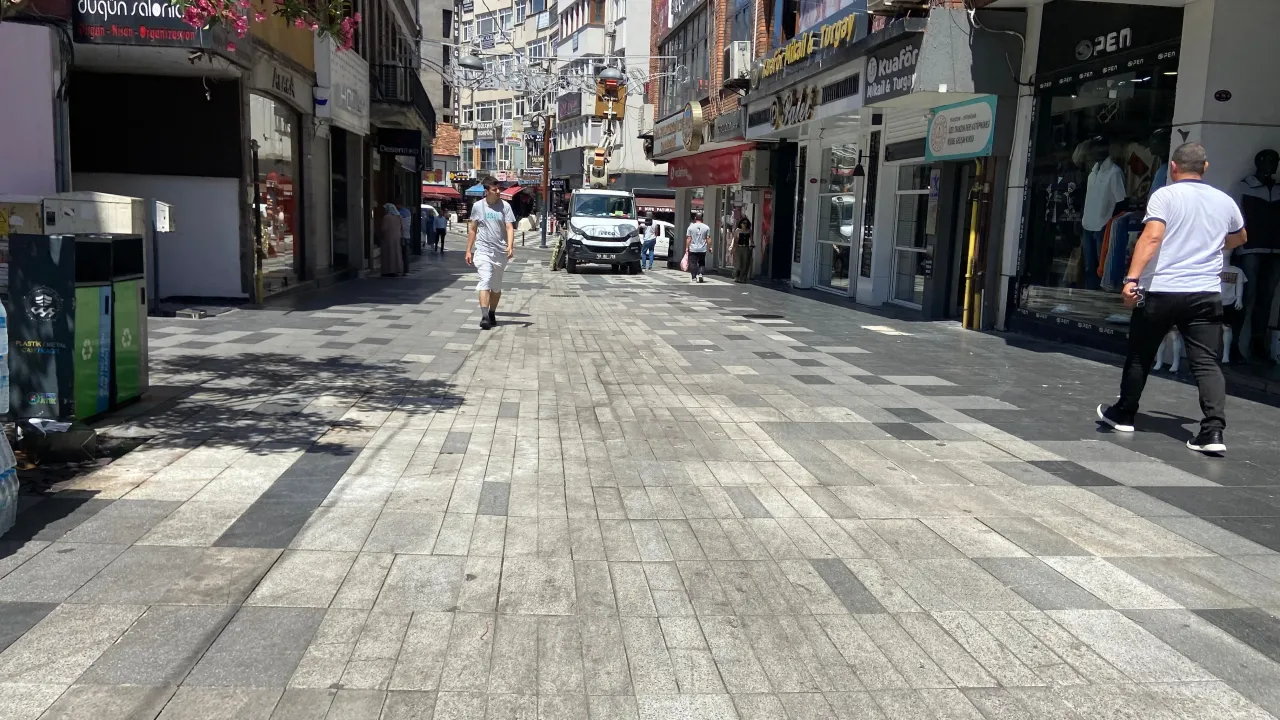 Uzun Sokak Zemini Yenileniyor: “Ayıplı İmalatın Bedelini Halk Ödememeli”