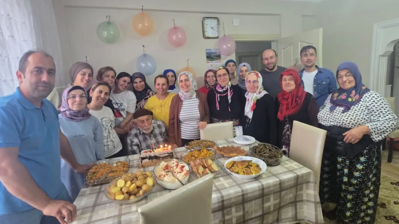 Trabzon’da 95 Yaşındaki Hacı Hasan Baş’a Ailesinden Anlamlı Doğum Günü Sürprizi