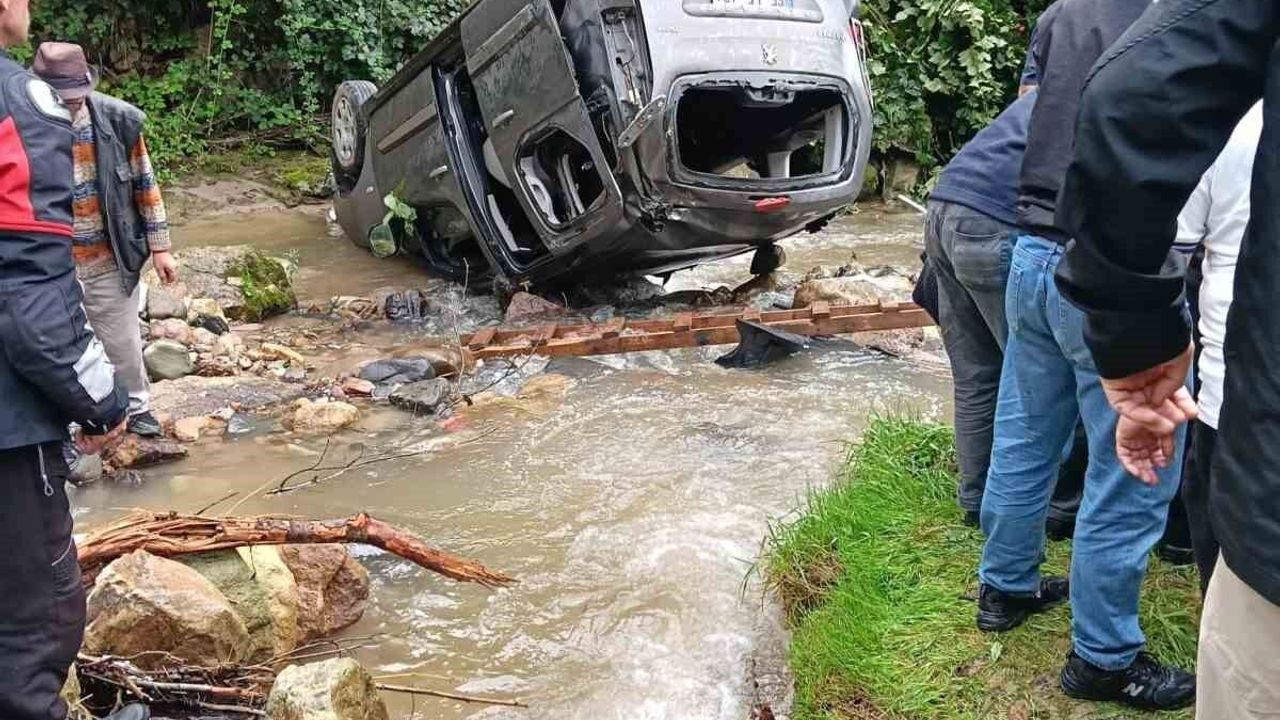 Trabzon’da Araç Dereye Yuvarlandı: 3’ü Ağır