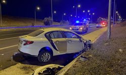 ADANA - Devrilen otomobildeki 4 kişi yaralandı