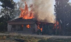 ANTALYA - Tek katlı evdeki yangını itfaiye ekipleri söndürdü