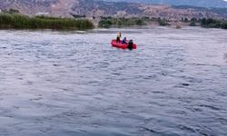 BİNGÖL - Murat Nehri'nde mahsur kalan 3 kişi kurtarıldı