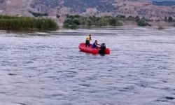 Bingöl'de nehirde mahsur kalan vatandaşları AFAD kurtardı