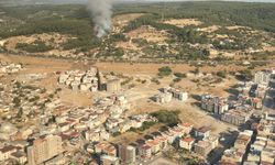 İZMİR - Gaziemir'de ormanlık alanda çıkan yangına müdahale ediliyor