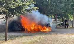 KAYSERİ - Okulun bahçesindeki otomobil yandı