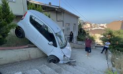 KOCAELİ - Bahçe duvarına asılı kalan otomobil vinç yardımıyla kurtarıldı