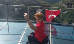Tekerlekli sandalye dans sporcusu Yeliz Güllü, cam terasta gösteri yaptı