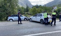 Karabük'te çarpışan iki otomobildeki 5 kişi yaralandı