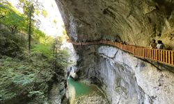 Kastamonu'nun "saklı güzelliği" Ilıca Şelalesi serinlemek isteyenlerin tercihi oldu