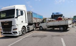 Samsun'da emniyet şeridinde tıra çarpan kamyonetteki 2 kişi yaralandı