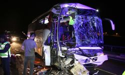 UŞAK - Yolcu otobüsü tıra arkadan çarptı, 1 kişi öldü, 43 kişi yaralandı