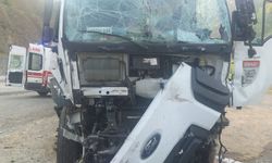 Zonguldak'ta kargo aracının park halindeki araçlara çarptığı kazada 3 kişi yaralandı