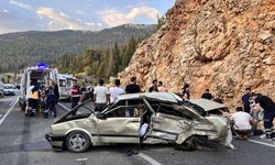 ANTALYA - Üç otomobilin karıştığı kazada 4 kişi yaralandı